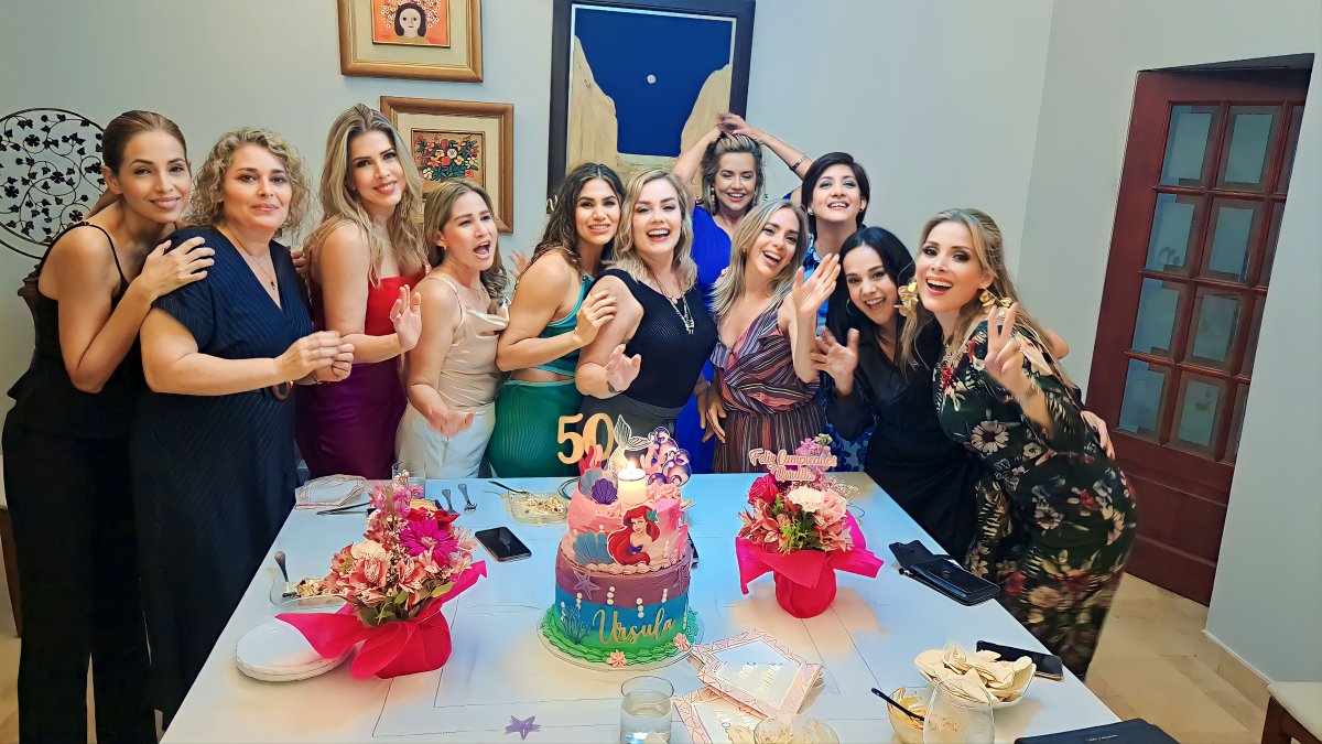 Úrsula Strenge, festejando con un grupo de amigas de la época del colegio. Esta segunda farra tuvo lugar la noche del 2 de septiembre, en su casa.