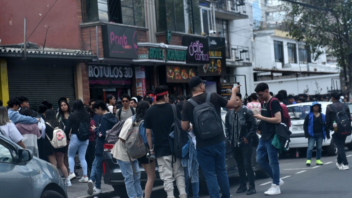 Caos. Vecinos señalan que alumnos se congregan a beber en los alrededores de las universidades de la capital.