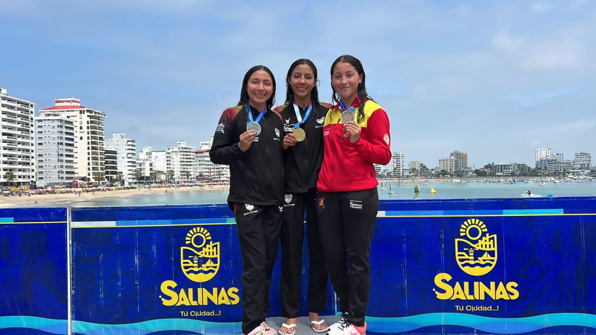 Danna Martínez (c)   lideró los 7.5 km. Antes ganó en 5k.
