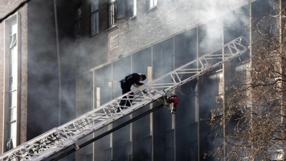 Víctimas. El número de muertos por el fuego que consumió un edificio de cinco pisos se ha incrementado.
