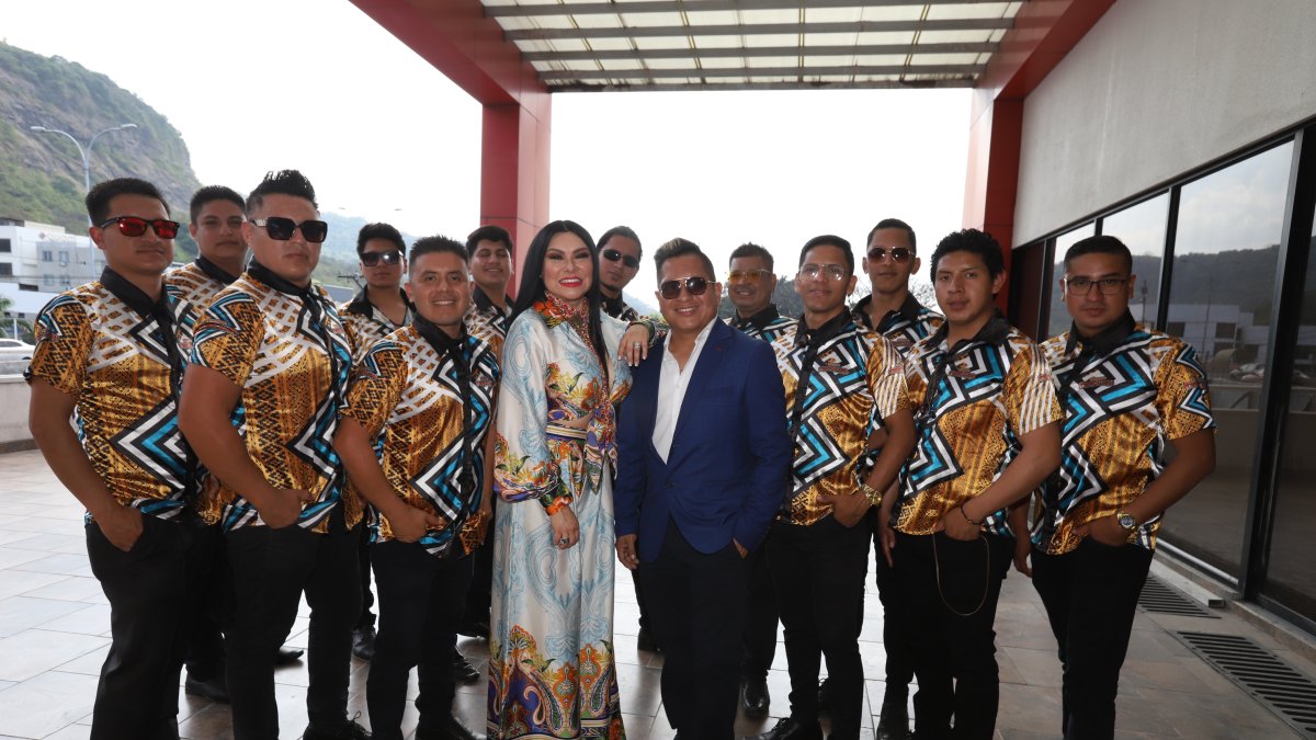 Karolina con K con el grupo ecuatoriano.