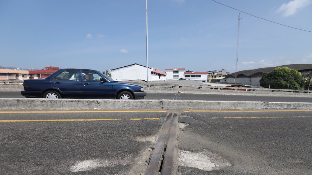 El puente de la avenida Julián Coronel se cerrará desde las 21:00 hasta las 5 de la mañana.