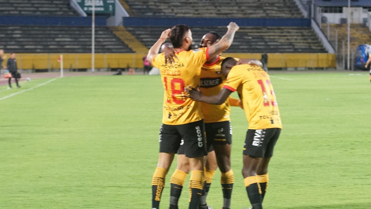 Francisco Fydriszewski, festejando su gol ante Cumbayá, luego fue expulsado