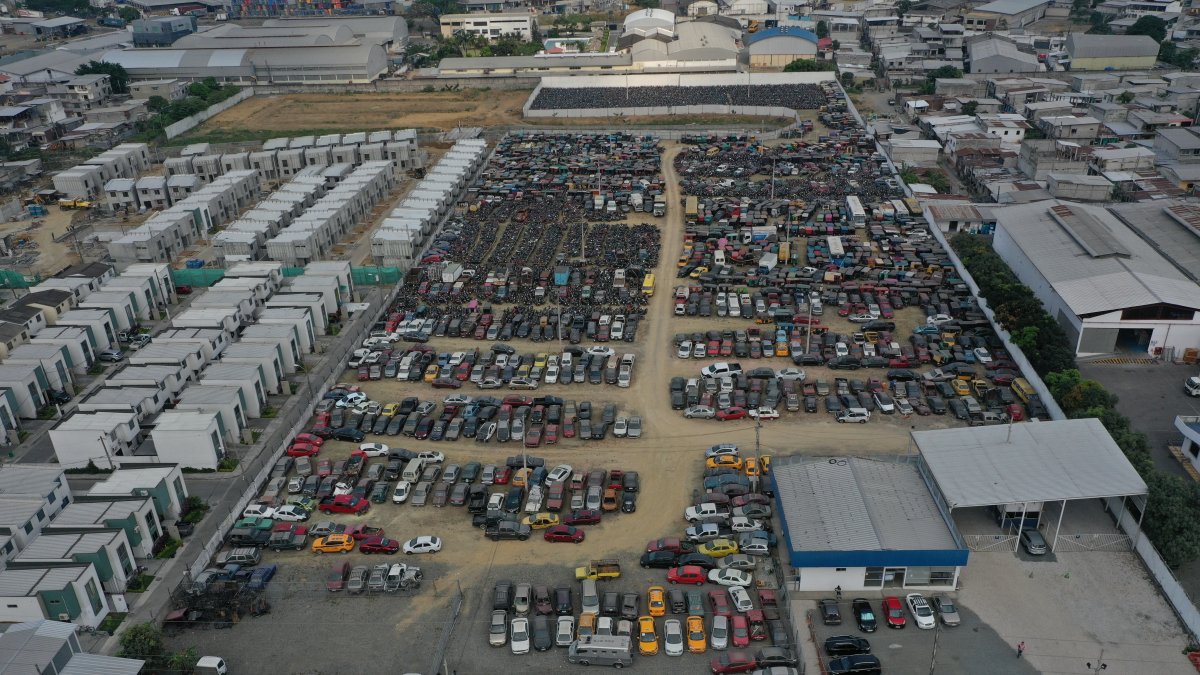 Así se observa uno de los centros de retención vehicular municipal con vehículos en vía de abandono.