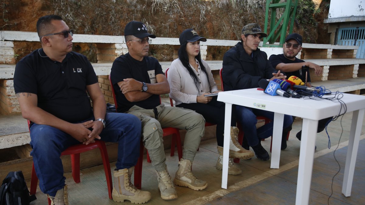 Suárez. Andrey Avendaño” (2i), jefe de la delegación de las disidencias de las FARC, habla con los medios.
