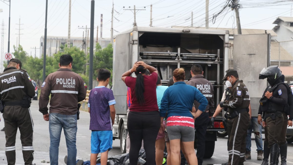 Testigos afirman que la motocicleta en la que iban los crimínales se acercó al joven y le disparó en la cabeza.