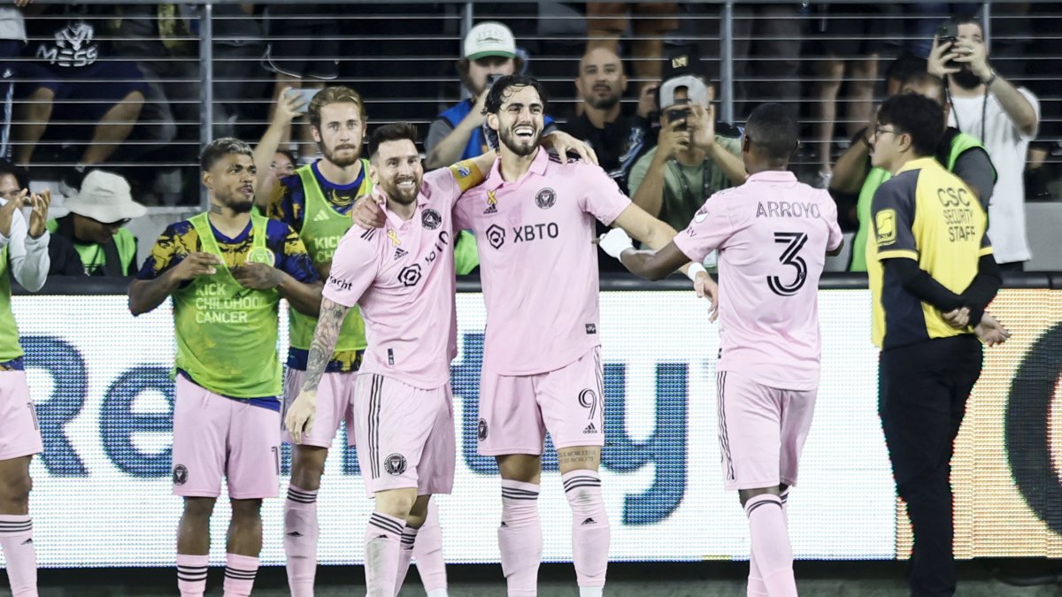 Leonardo Campana (c) interactúa con Lionel Messi (i) y Dixon Arroyo (2-d) del Inter Miami FC después de anotar durante el partido de fútbol de la MLS entre LAFC e Inter Miami FC.