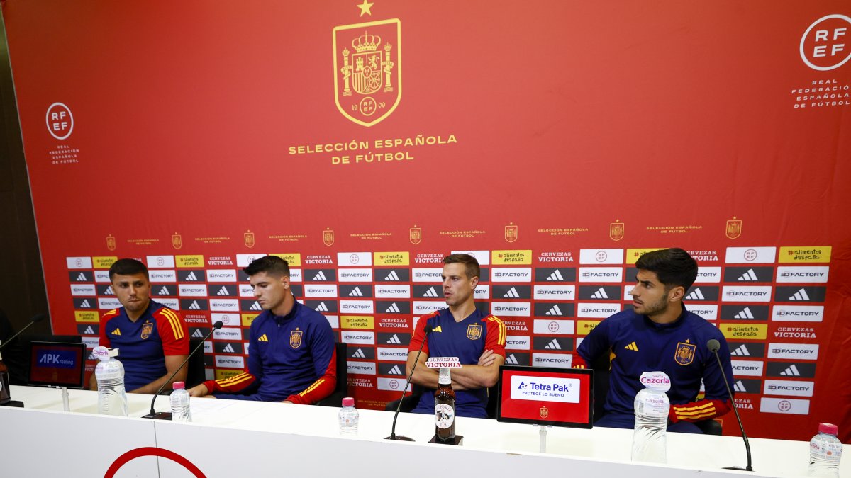 Álvaro Morata (2i), César Azpilicueta (2d), Rodrigo Hernández (i) y Marco Asensio, capitanes de la Selección nacional absoluta.