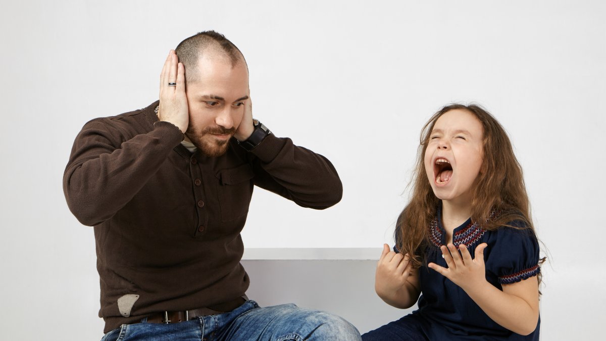 Reacción. Un padre se tapa los oídos ante los gritos de su hija. Una acción que no ayuda a la menor.