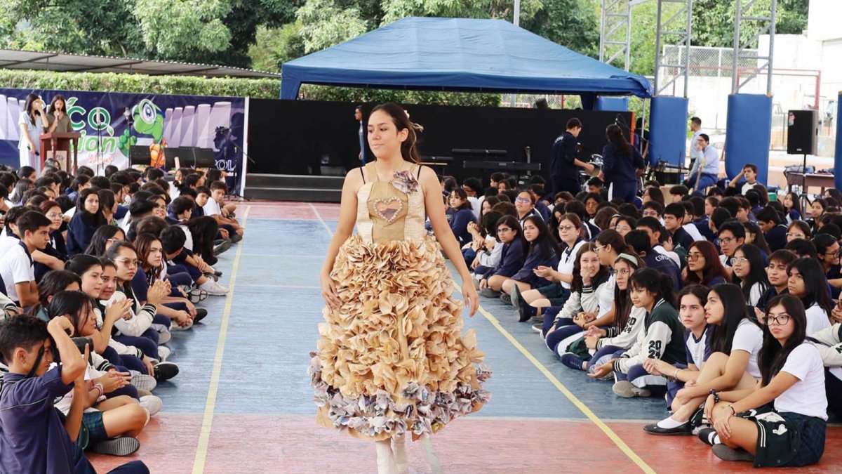 Los estudiantes de Copol utilizaron material reciclado para elaborar las prendas que lucieron en la pasarela.