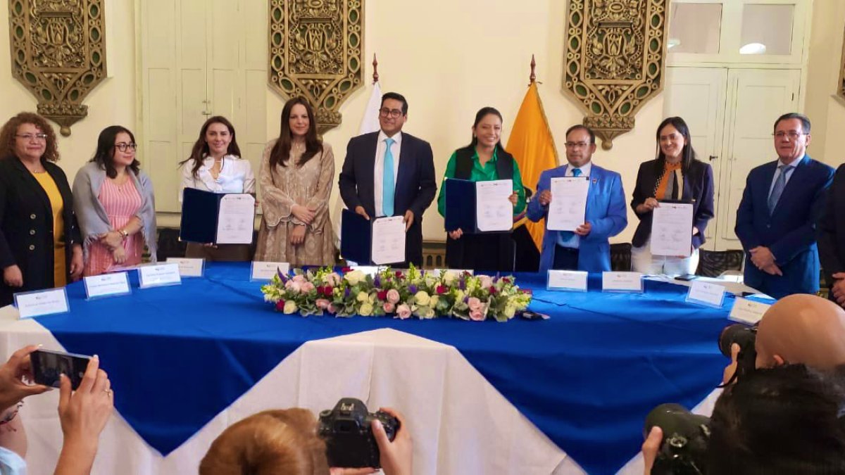 Representantes de los organismos de educación superior, gobiernos seccionales y universidades, durante la firma del convenio de creación del Clúster APE, este lunes 4 de septiembre en Quito.