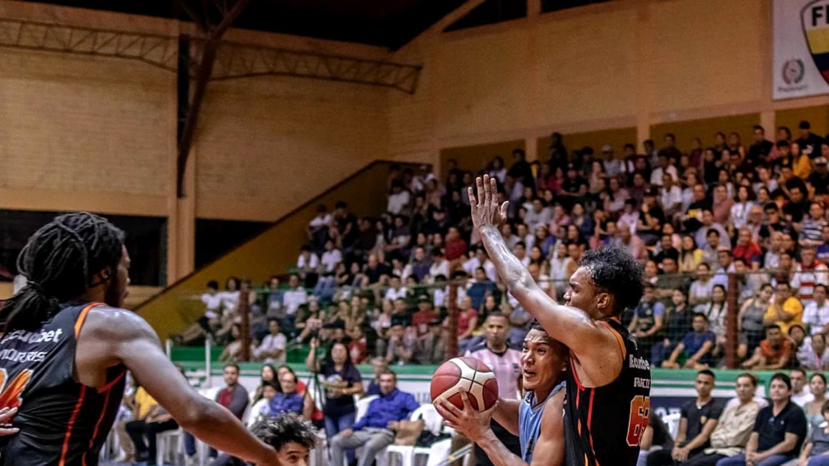 Guerreros (gris) y Orange (negro) definirán en el coliseo Tsáchila, al segundo finalista de la Liga BásquetPro.