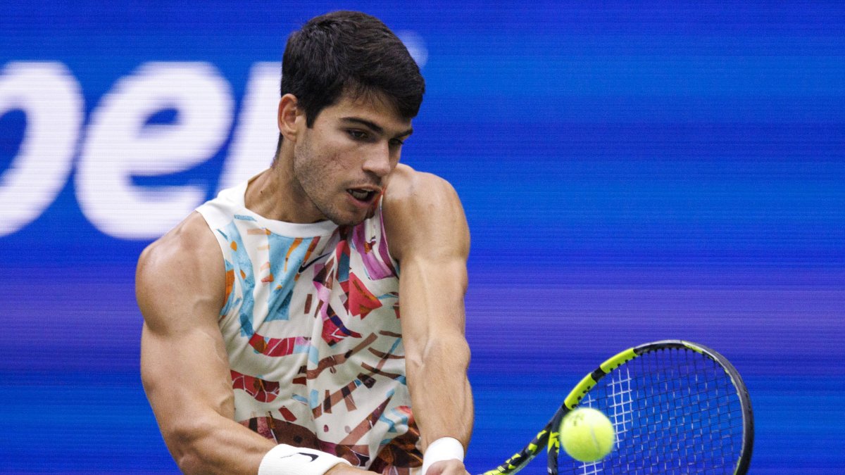 Carlos Alcaraz, de España, devuelve el balón a Matteo Arnaldi, de Italia, durante su cuarta ronda en el Campeonato Abierto de Tenis de EE.UU..