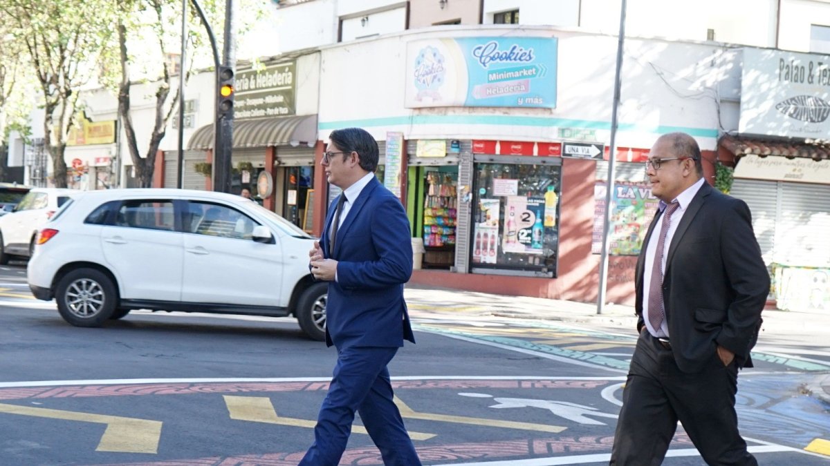 Diligencia. El destituido juez Walter Macías asistió, de forma presencial, a la audiencia de acción de protección.