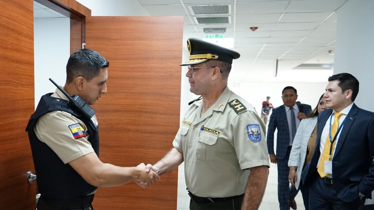 Diligencia. Renato González, director del Isspol, a su llegada al complejo.