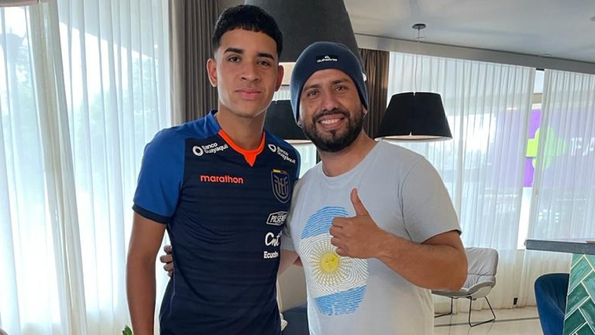 Jackson Jaramillo, ecuatoriano residente en Argentina, se pasea por Buenos Aires con la armadura de la Tricolor.
