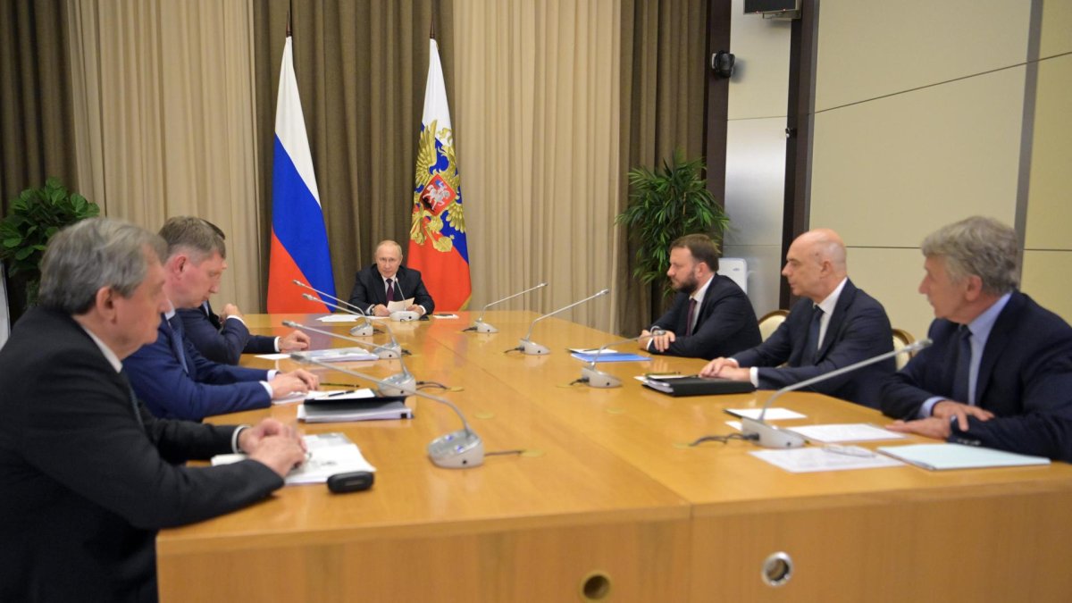 El presidente Vladimir Putin celebra una reunión sobre la implementación del proyecto de GNL de Murmansk, en Sochi, Rusia