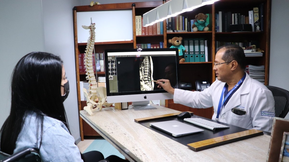 Foto referencial de una paciente recibiendo atención médica ambulatoria en un consultorio privado.