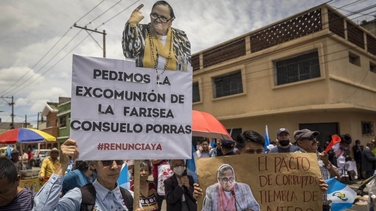 Manifestantes piden la renuncia de la fiscal general, Consuelo Porras, durante una protesta frente a la sede del Ministerio Público, en Ciudad de Guatemala.