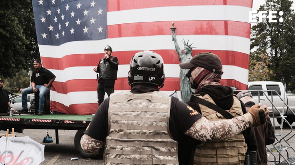 Fotografía de archivo de dos Proud Boys mientras se abrazan durante un discurso en un mitin de extrema derecha en Portland, Oregón (Estados Unidos).