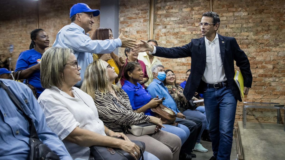 El político venezolano Henrique Capriles se reunió con sindicalistas y trabajadores.