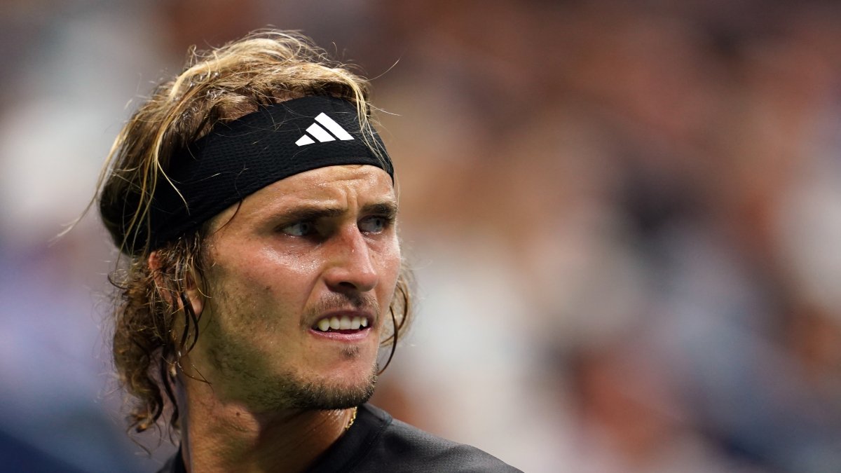 Alexander Zverev, de Alemania, reacciona durante su cuarta ronda contra Jannik Sinner, de Italia, en el Campeonato Abierto de Tenis de EE.UU..
