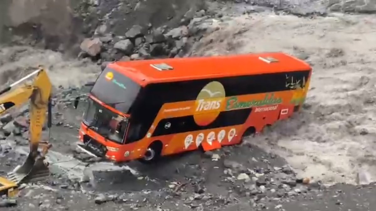 El medio de transporte fue sacado del afluente con maquinaria que se encontraba en la zona de erosión regresiva.