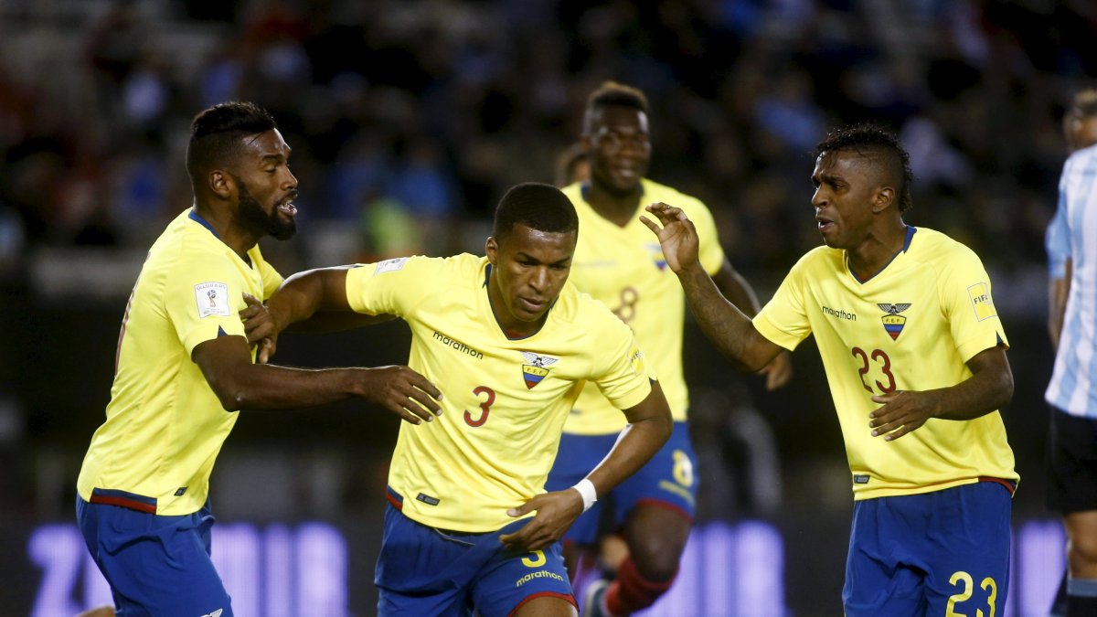 Frickson Erazo de Ecuador (segundo L) celebra después de anotar un gol a Argentina.