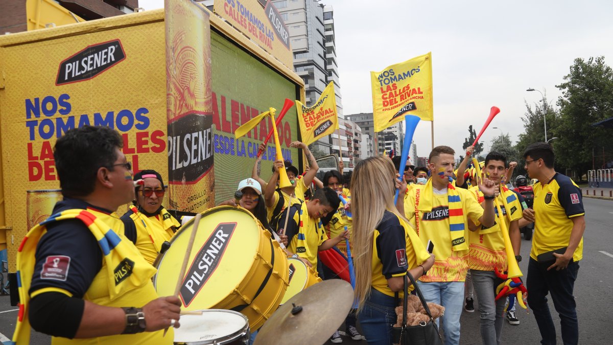 Hinchas ecuatorianos, reunidos entre cánticos y algarabía.