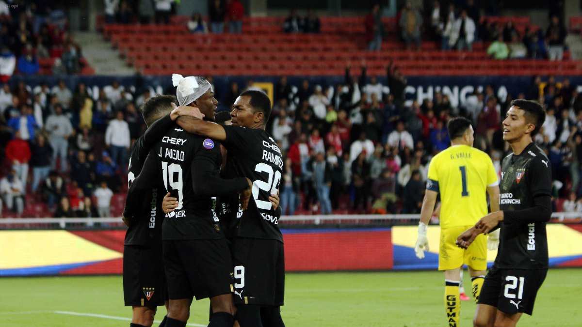 El delantero José Angulo (i) es felicitado por sus compañeros de Liga de Quito tras terminar con la sequía de goles.