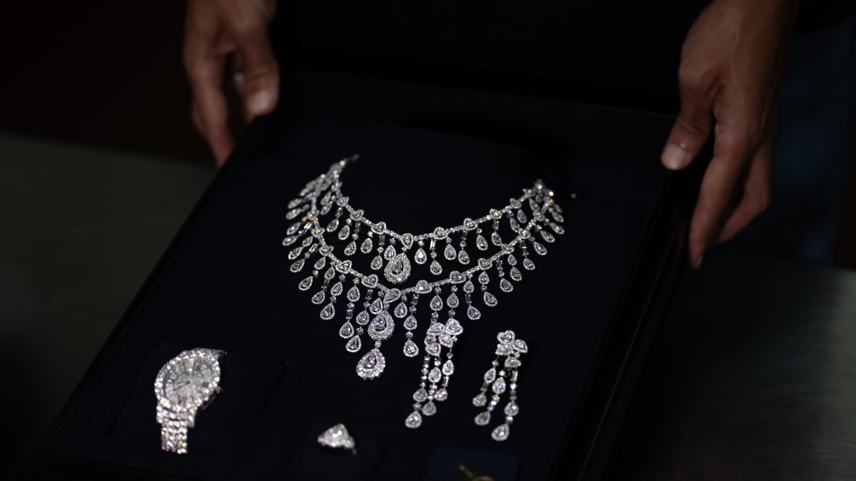Fotografía de las joyas que el Gobierno saudí regaló en 2021 al exgobernante Jair Bolsonaro y su esposa, Michelle Bolsonaro, mostradas por  la aduana brasileña desde el aeropuerto de Guarulhos.