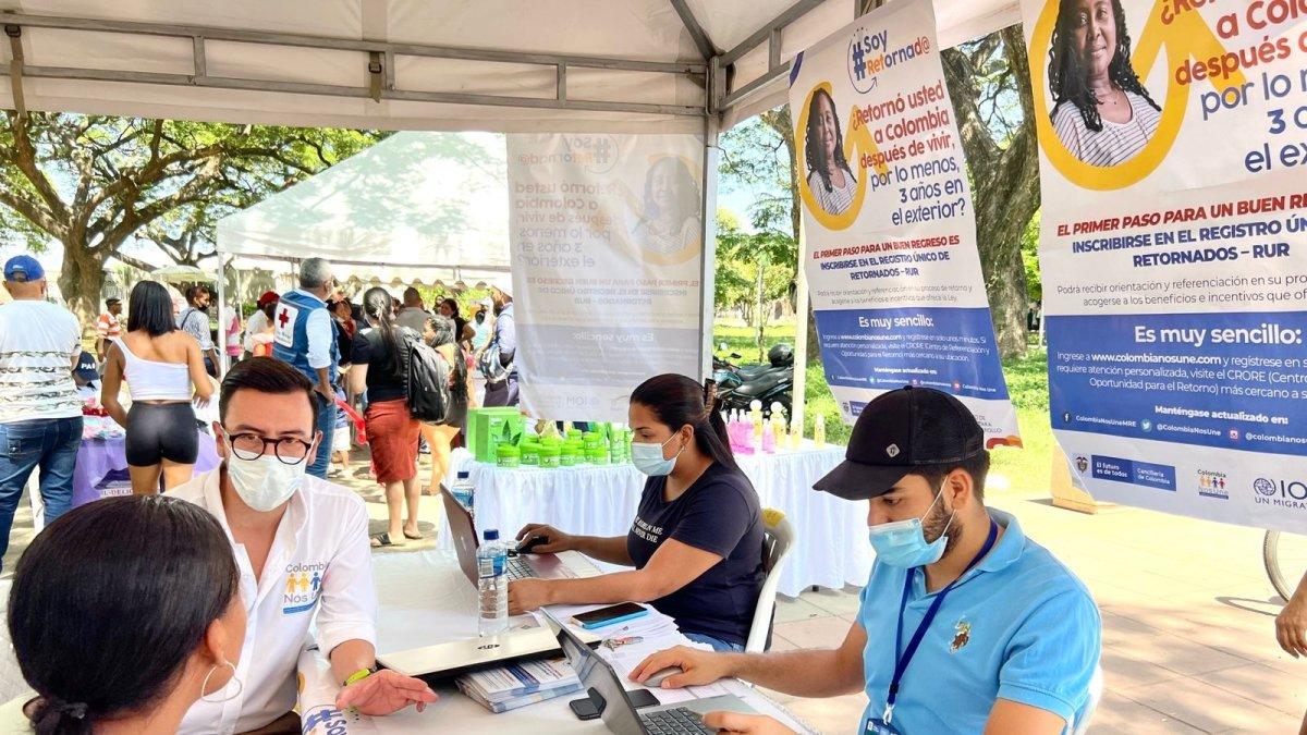Actividad. Una de las mesas de servicio destinada a la colonia de migrantes colombianos en una de las ferias recientes.