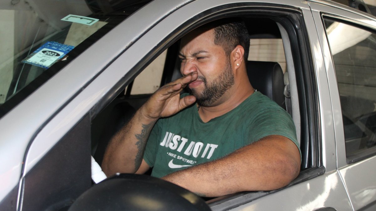 La pérdida de gasolina puede percibirse al interior de su vehículo.