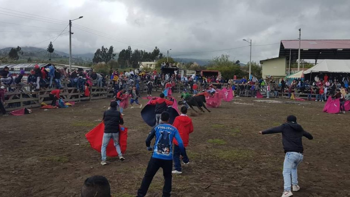 Las corridas de toros populares son comunes en ciertas comunidades rurales andinas.