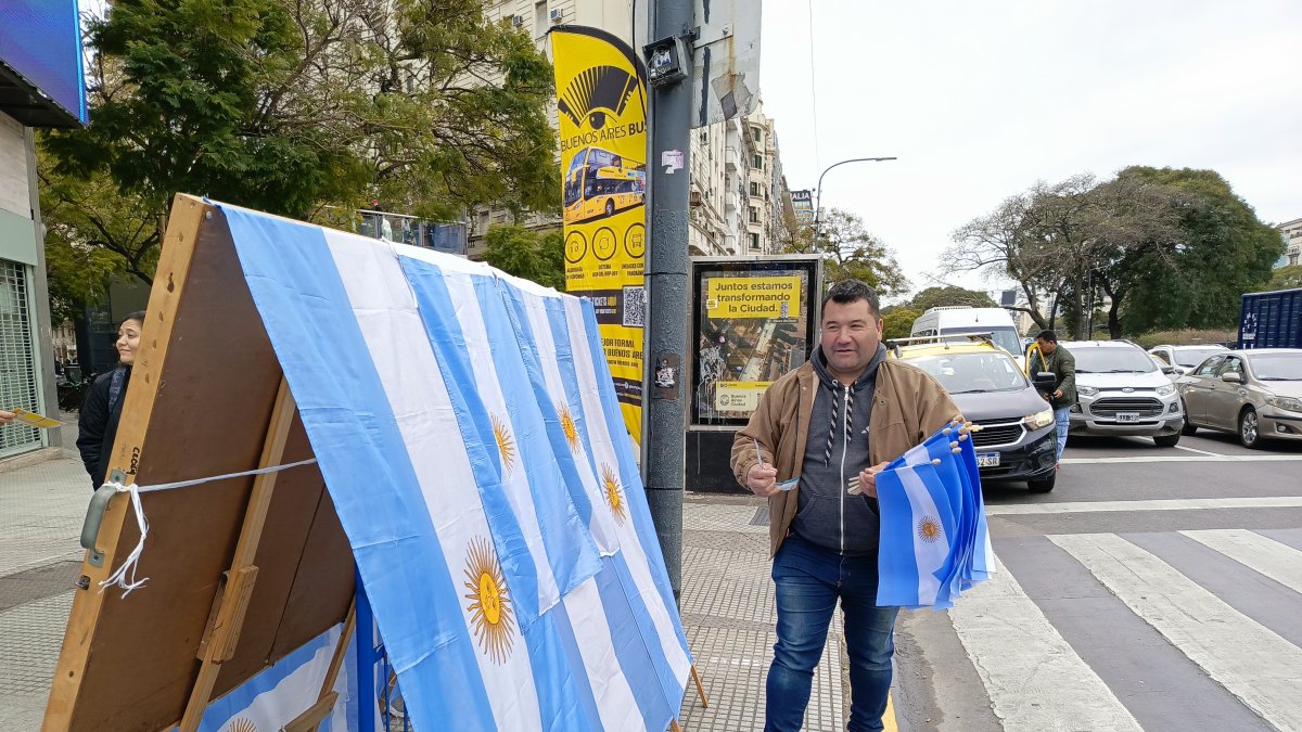Sergio Piamonte lleva más de 30 años vendiendo las banderas y camisetas de Argentina.