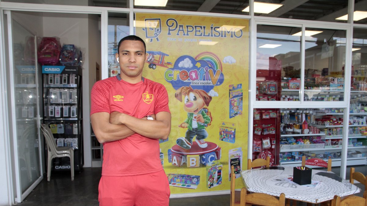 Jefferson Montero, hoy jugador de Aucas, en su negocio de papelería en Quito.