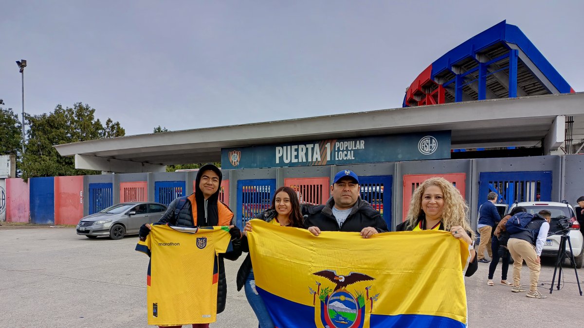 Los ecuatorianos Haidan Villacreses (i) Dámaris Jiménez, Edinson Ramírez y Mrllyn Angulo, viven en Argentina, pero no todos pudieron encontrar boletos para el duelo de eliminatorias.