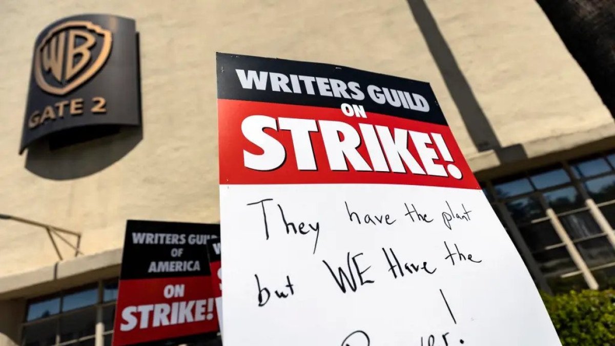 Miembros del Writers Guild of America (WGA) se manifiestan frente a los estudios Warner Bros. en Burbank, California, EE.UU.
