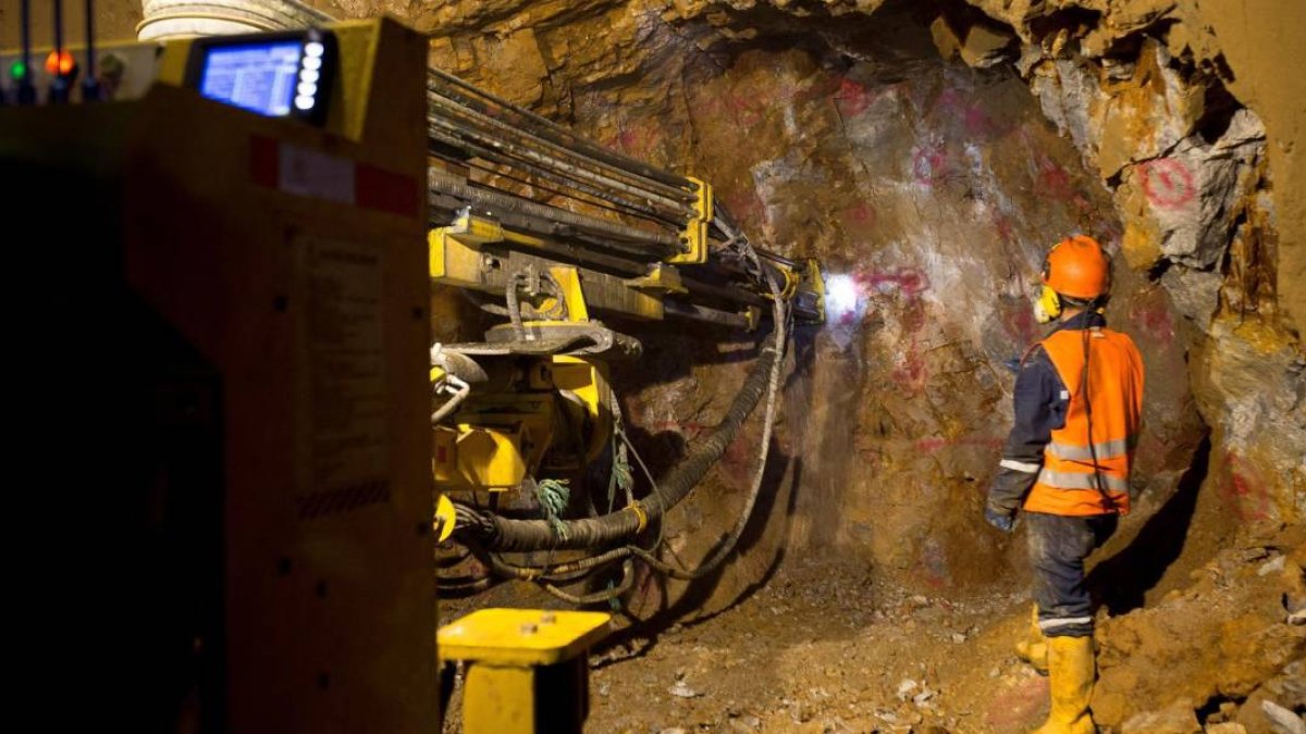 Los trabajadores se encuentran en los pasajes subterraneos de las minas.