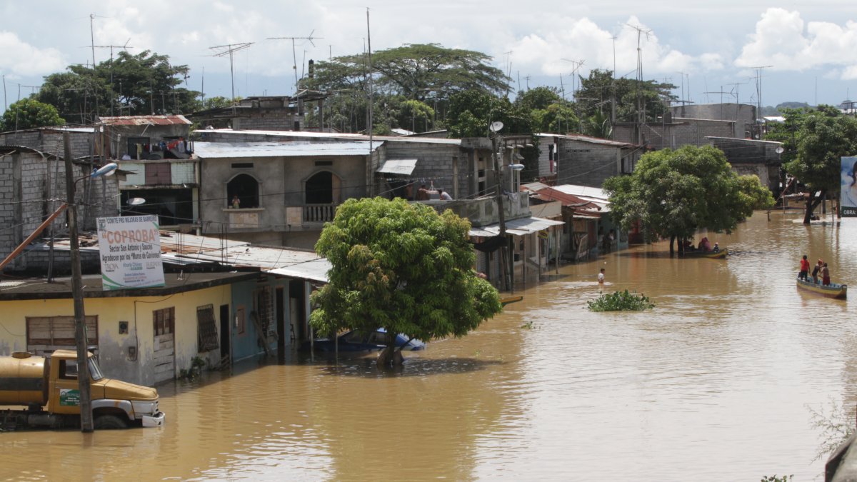 Referencial. Calles y casas inundadas.