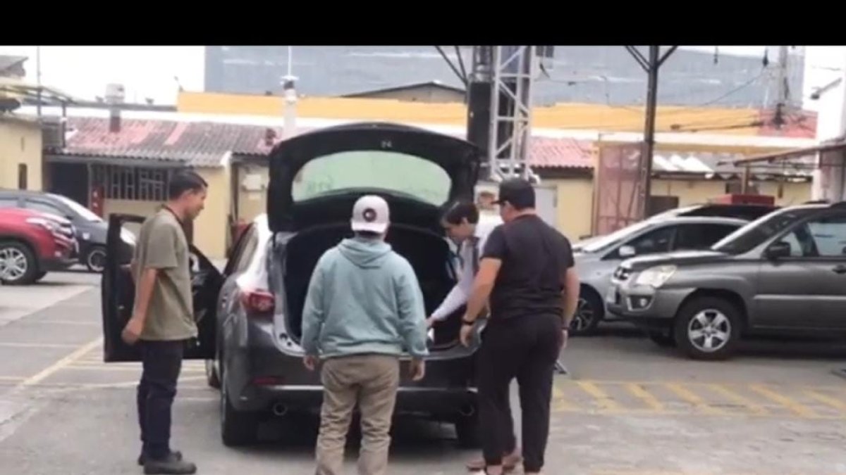 Cuando Isaac Delgado se subía a la cajuela del carro para 'huir'.