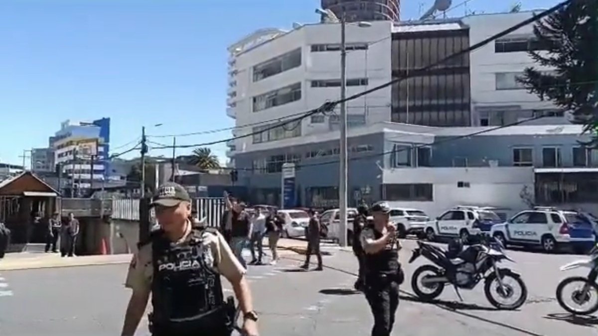 Verificación. Miembros de la Policía acordonaron la zona.