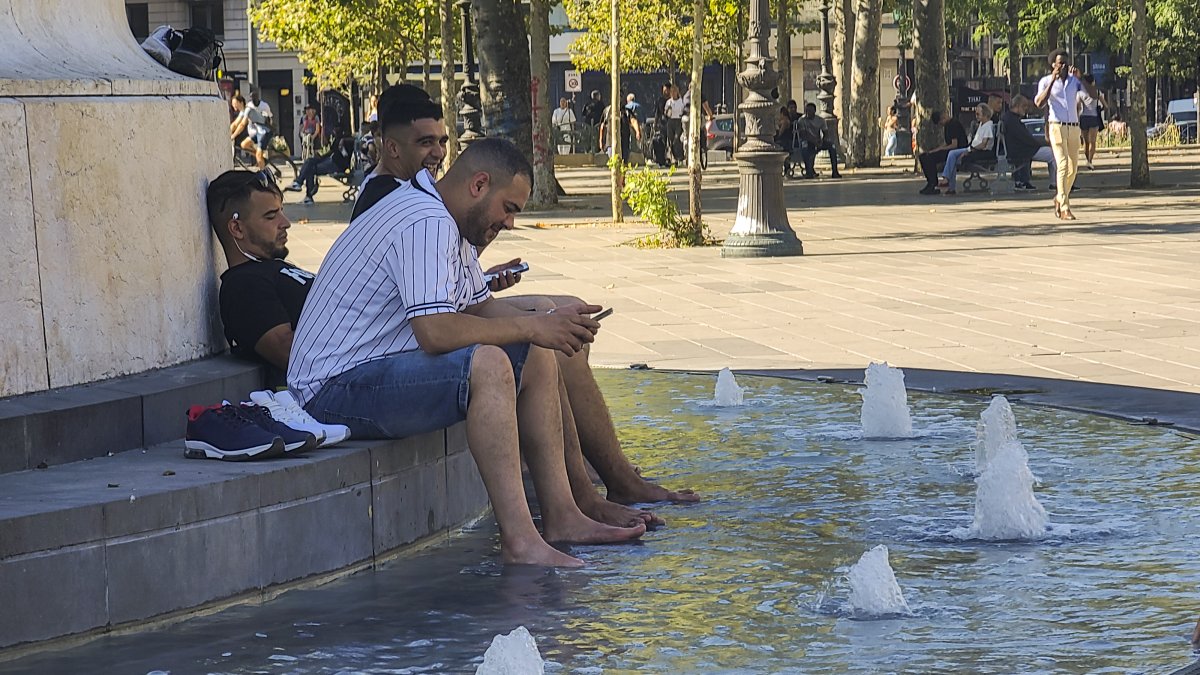 Varias personas se remojan este miércoles en una fuente ornamental de la plaza de la República de París (Francia), para hacer frente a la ola de calor que afronta el país este inicio de septiembre.