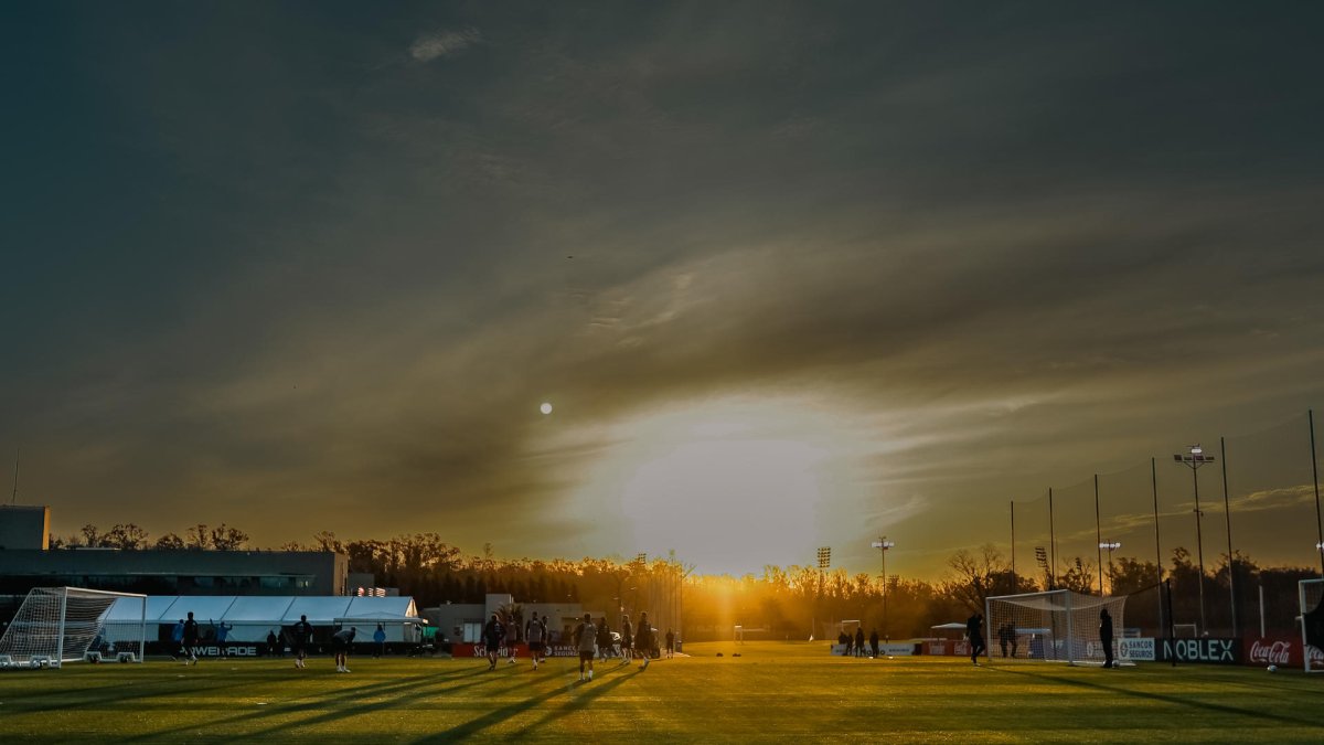 Jugadores de la selección argentina de fútbol participan en un entrenamiento hoy, en el predio de la AFA en Ezeiza a unos 37km de Buenos Aires (Argentina).