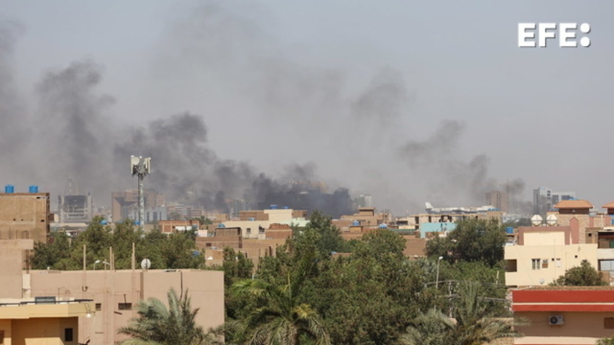 Foto de archivo. Imagen de Jartum del 19 de abril de 2023, en la que se ven varias columnas de humo durante enfrentamientos entre el grupo paramilitar Fuerzas de Apoyo Rápido (FAR)
