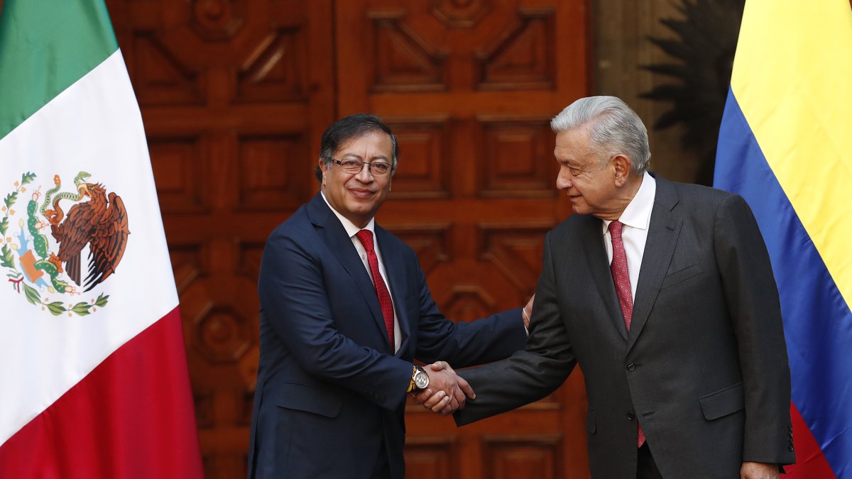 El presidente de México, Andrés Manuel López Obrador (d), recibe y saluda a su homólogo de Colombia, Gustavo Petro (i), en una fotografía de archivo.