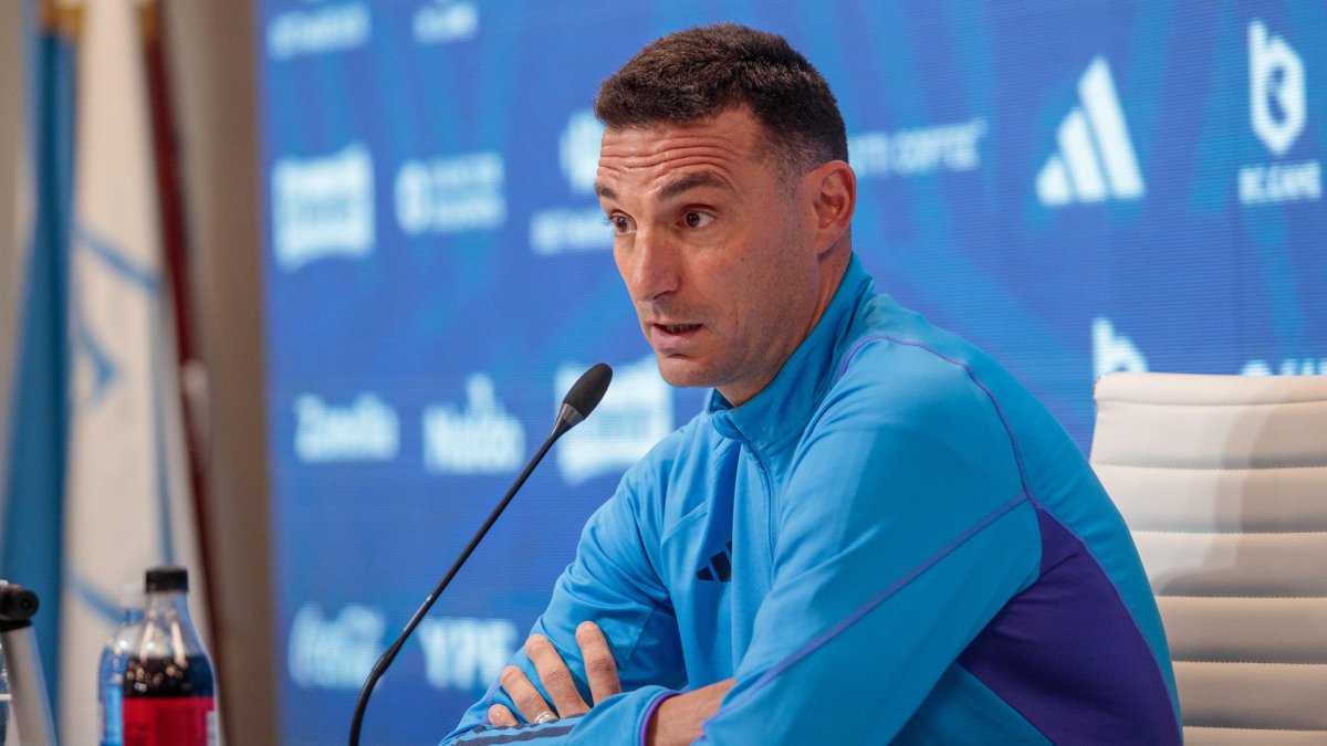 El entrenador de la selección argentina de fútbol, Lionel Scaloni, habla durante una rueda de prensa hoy, en Ezeiza (Argentina). EFE/Luciano González