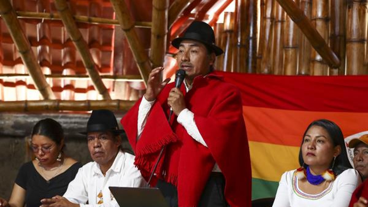 Leonidas Iza (c), habla durante un encuentro de agrupaciones indígenas en Quito