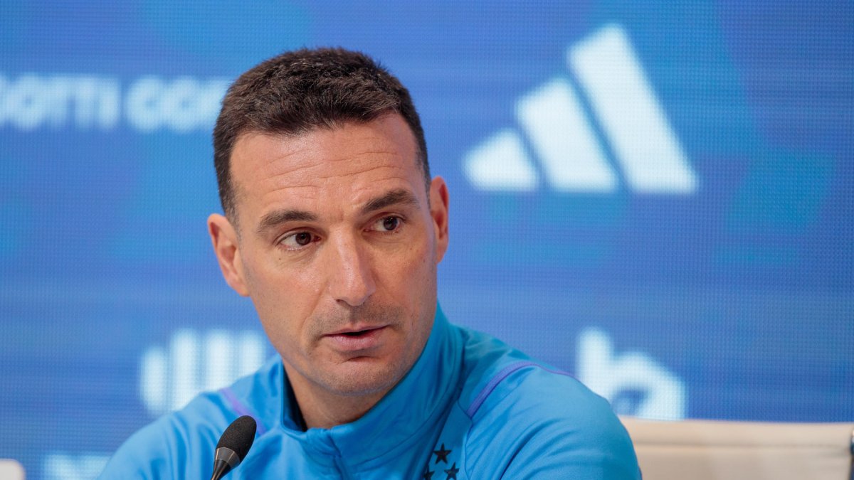 El entrenador de la selección argentina de fútbol, Lionel Scaloni, habla durante una rueda de prensa hoy, en Ezeiza (Argentina). EFE/Luciano González