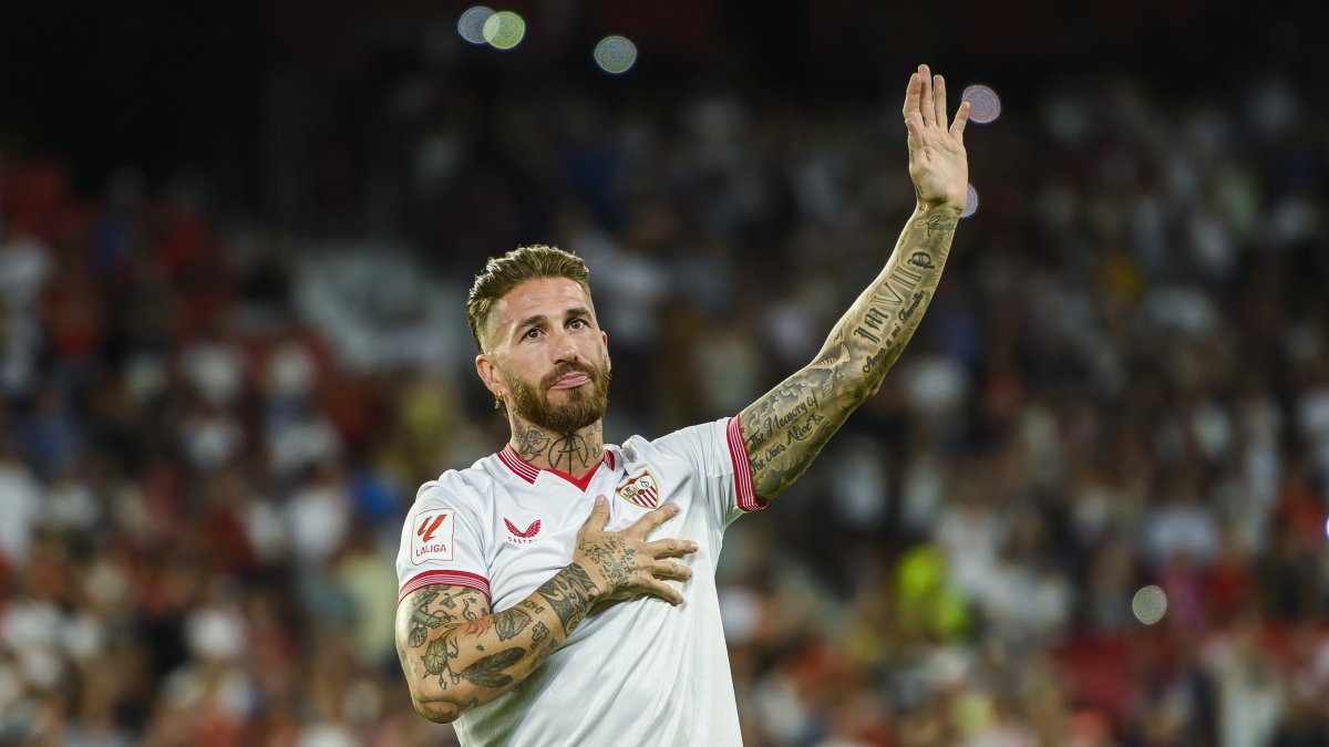 El central Sergio Ramos en su presentación como nuevo jugador del Sevilla FC en el estadio Ramón Sánchez Pizjúan de Sevilla.